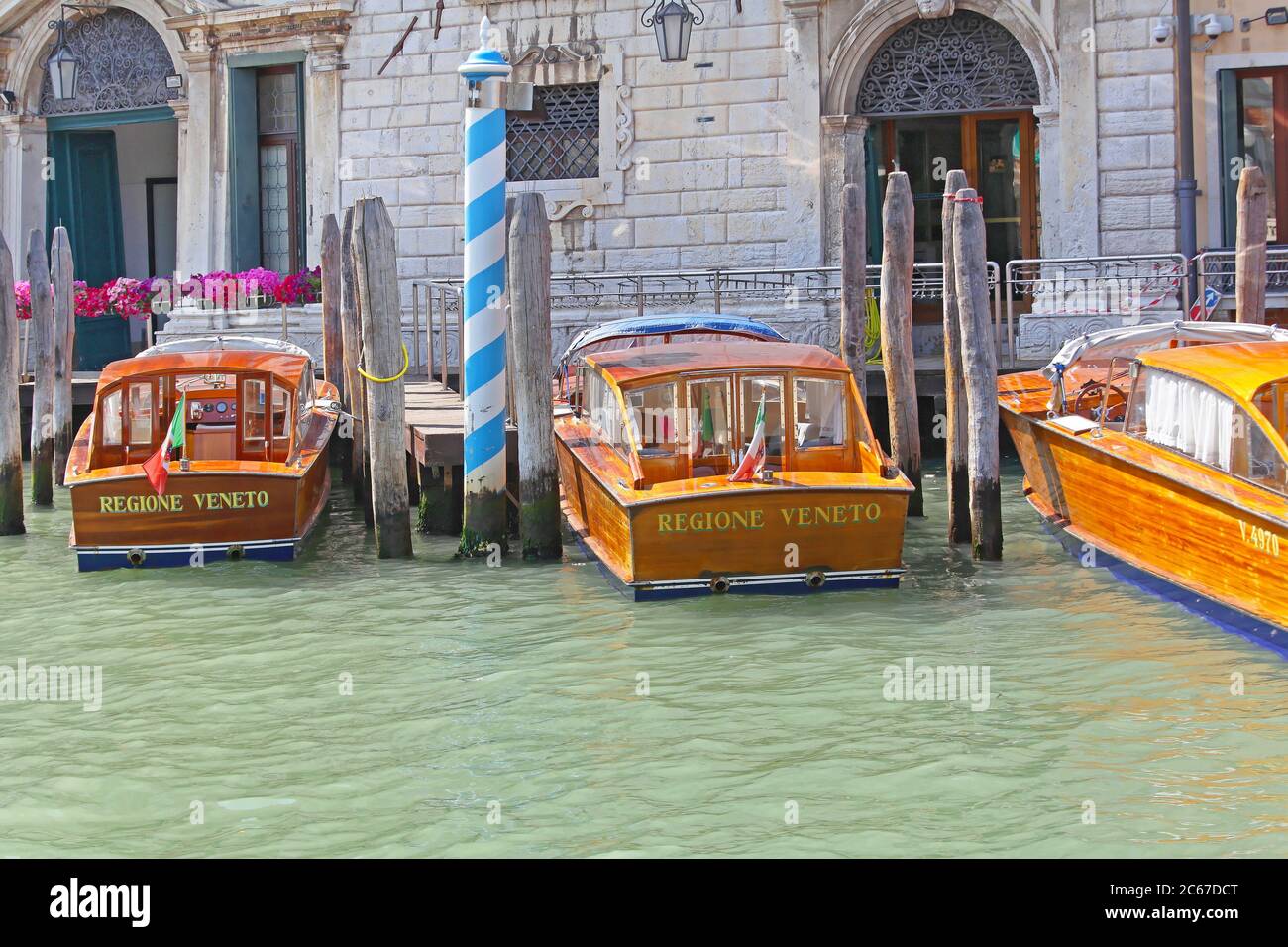 Venezia, Italia - 08 luglio 2013: Regione Veneto Water Taxi Boats at Grand Canal in Venice Italy Foto Stock
