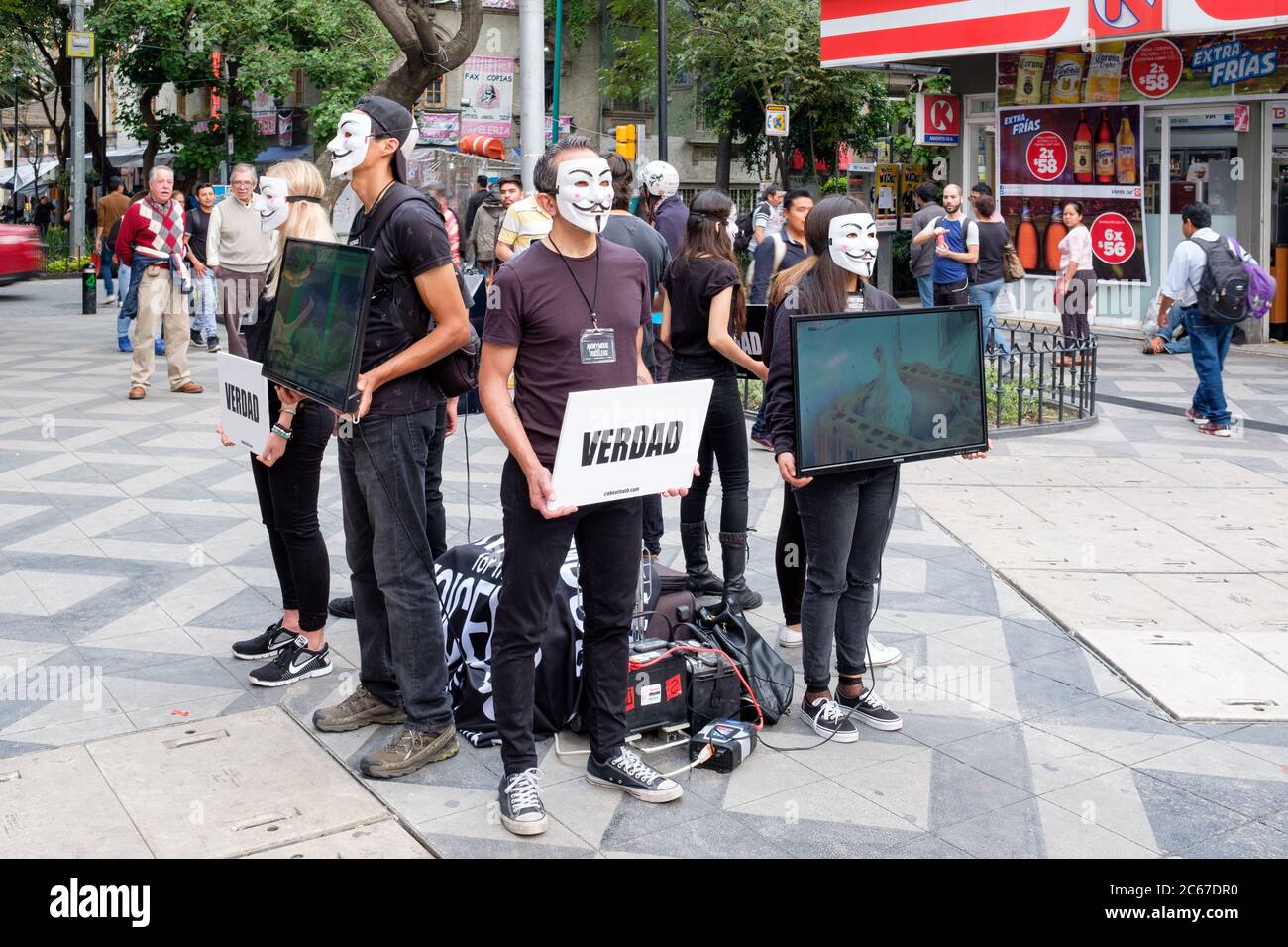 Attivisti anonimi che protestano contro la crudeltà nei confronti degli animali nell'industria alimentare - a Città del Messico Foto Stock