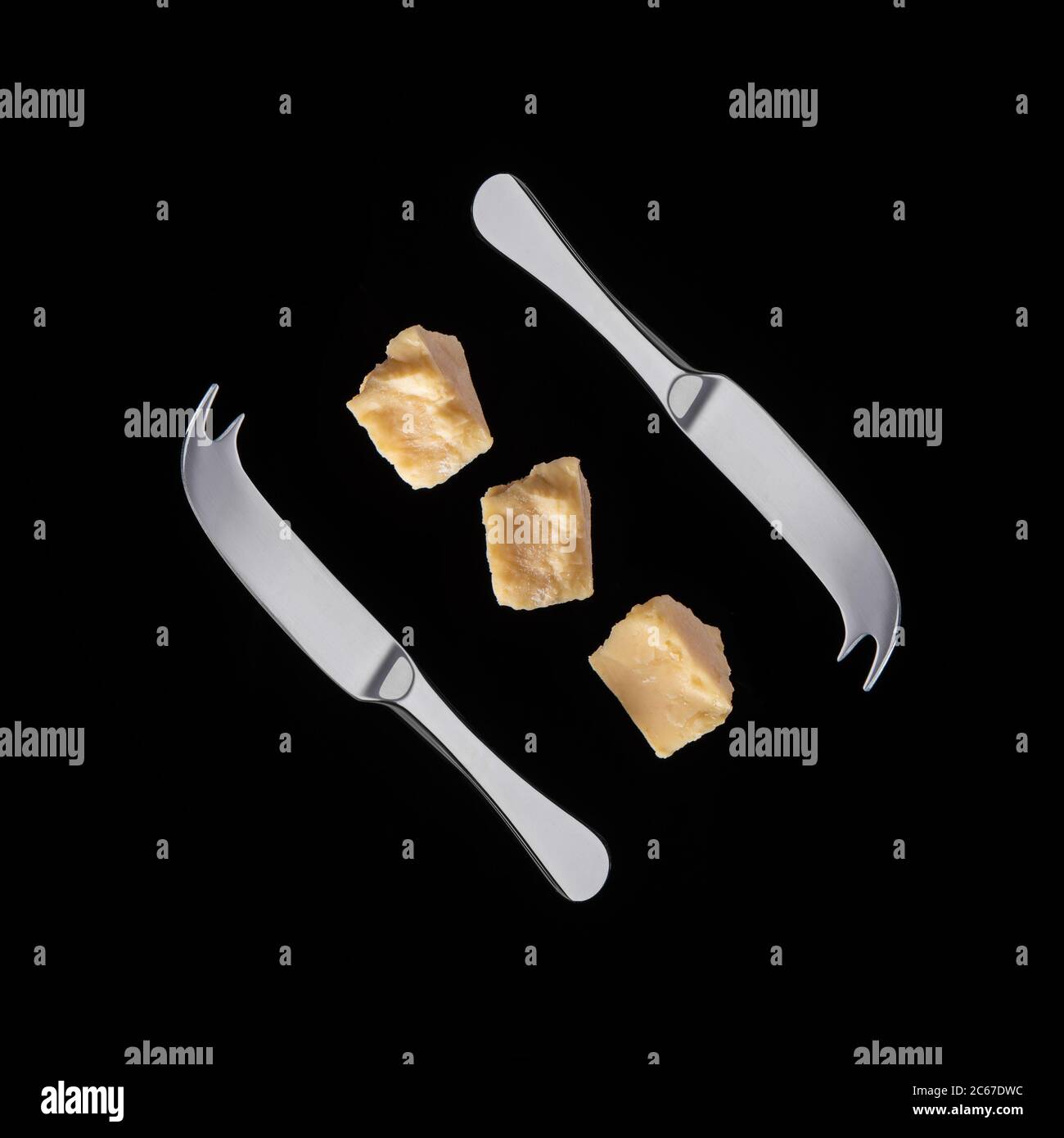 Cheddar inglese con coltello per formaggio Foto Stock