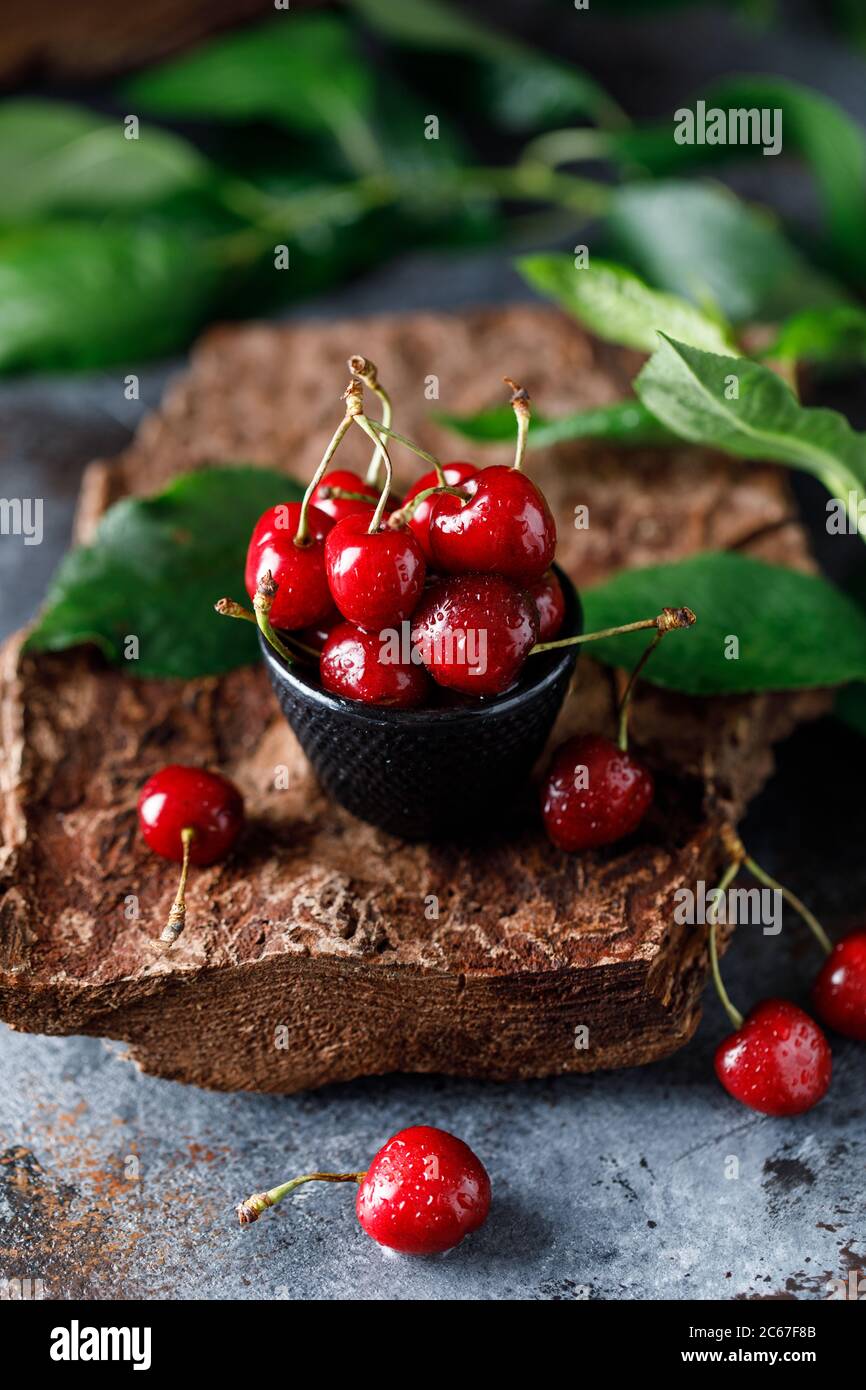 Ciliegie dolci fresche a tavola con gocce d'acqua. Ciliegio sfondo. Stampa alimentare per cucina Foto Stock