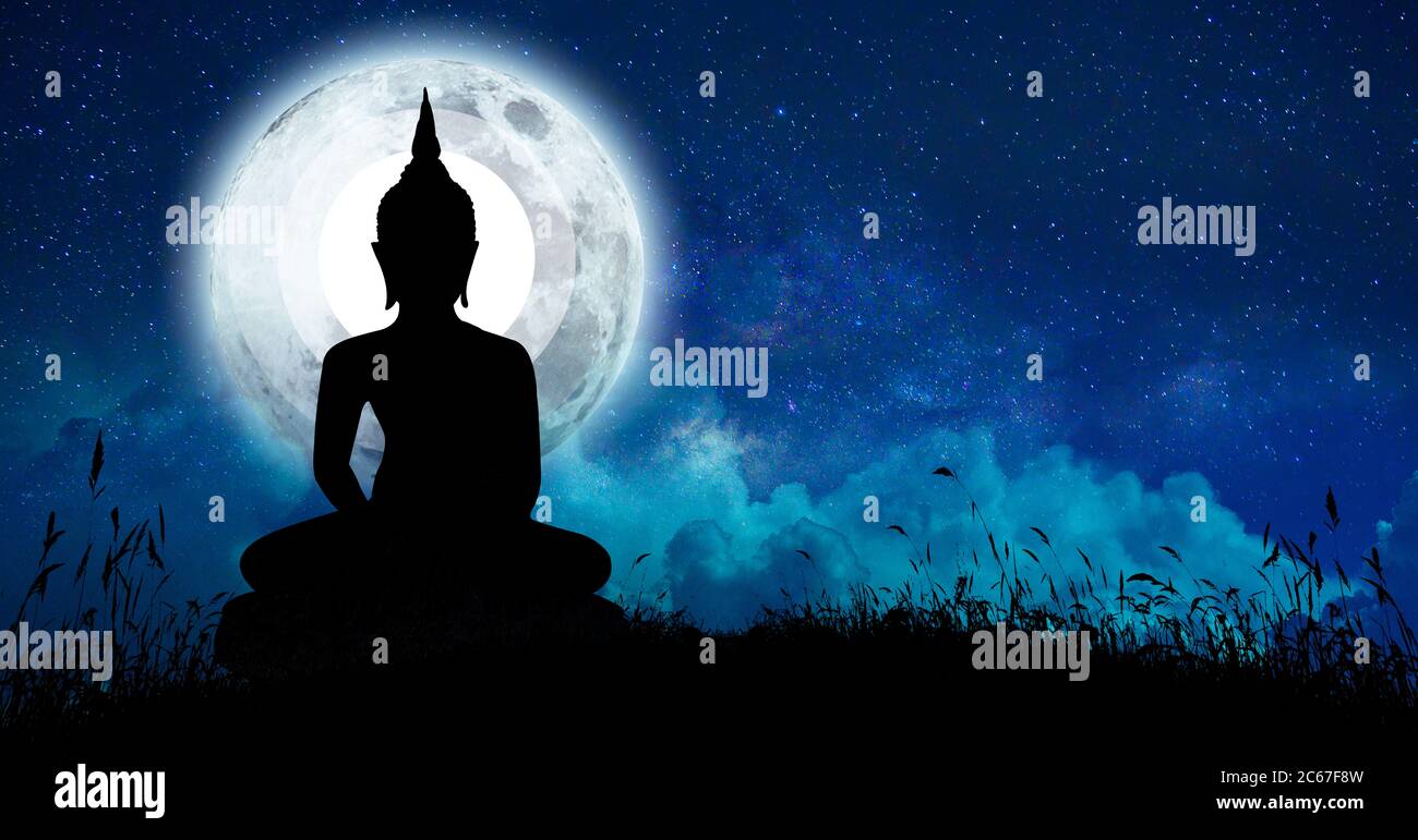 Il Buddha meditò tra molte stelle e una grande luna. Foto Stock