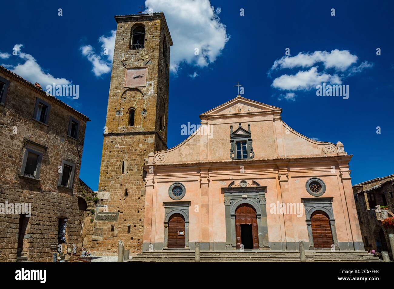 Civita di Bagnoregio, Viterbo, Tuscia, Lazio, Italy. La Chiesa di San  Donato con il campanile e l'orologio. Tre porte in legno Foto stock - Alamy