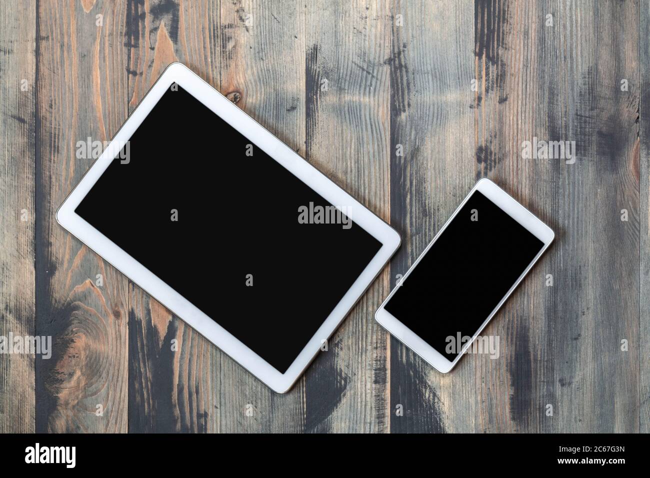 Smartphone e tablet con schermo nero in legno vintage sfondo. Vista  dall'alto di dispositivi moderni su vecchio sfondo di legno. Posa piatta,  copia sp Foto stock - Alamy
