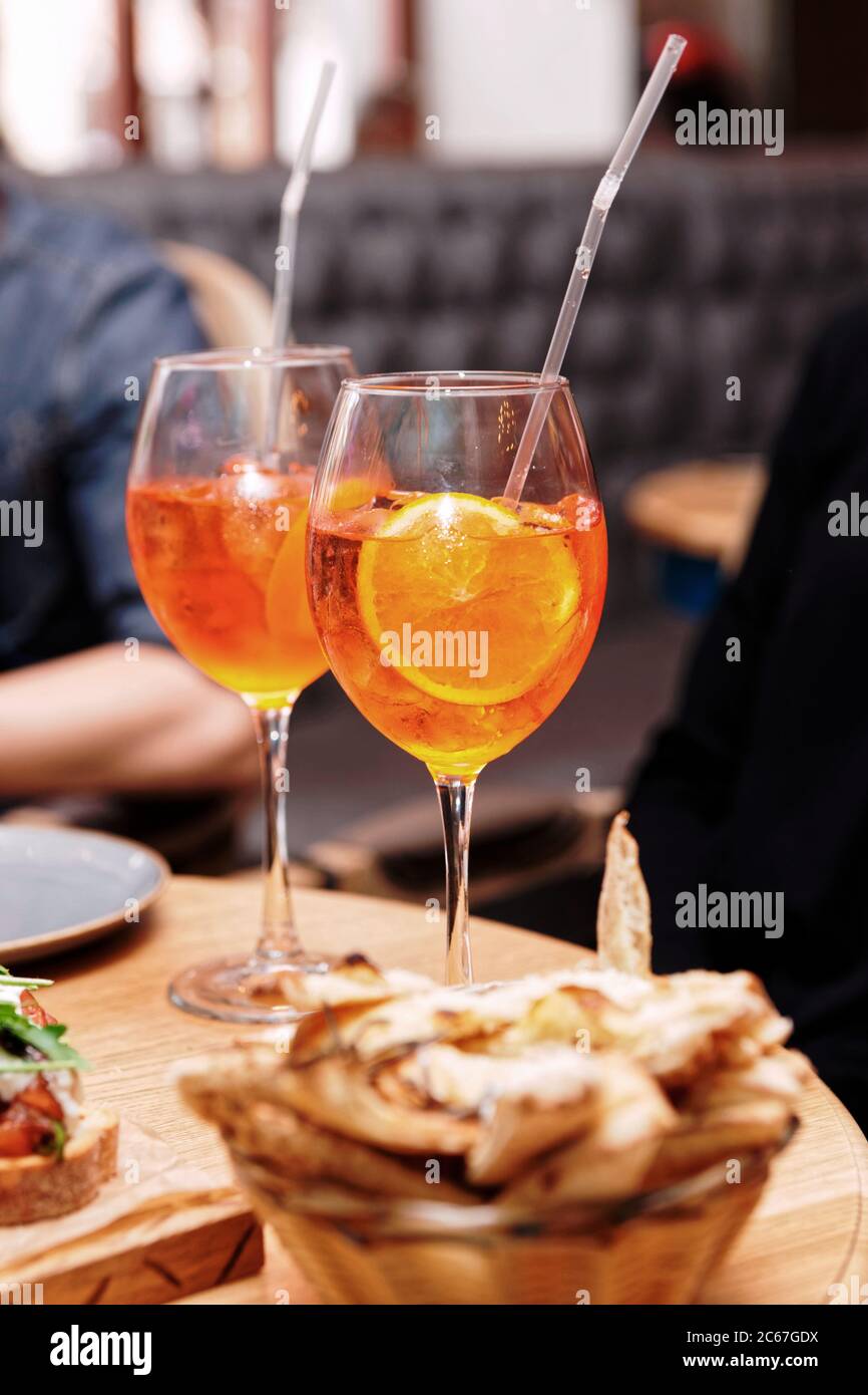 Due bicchieri di cocktail Spritz sul tavolo del ristorante, tondi Foto  stock - Alamy