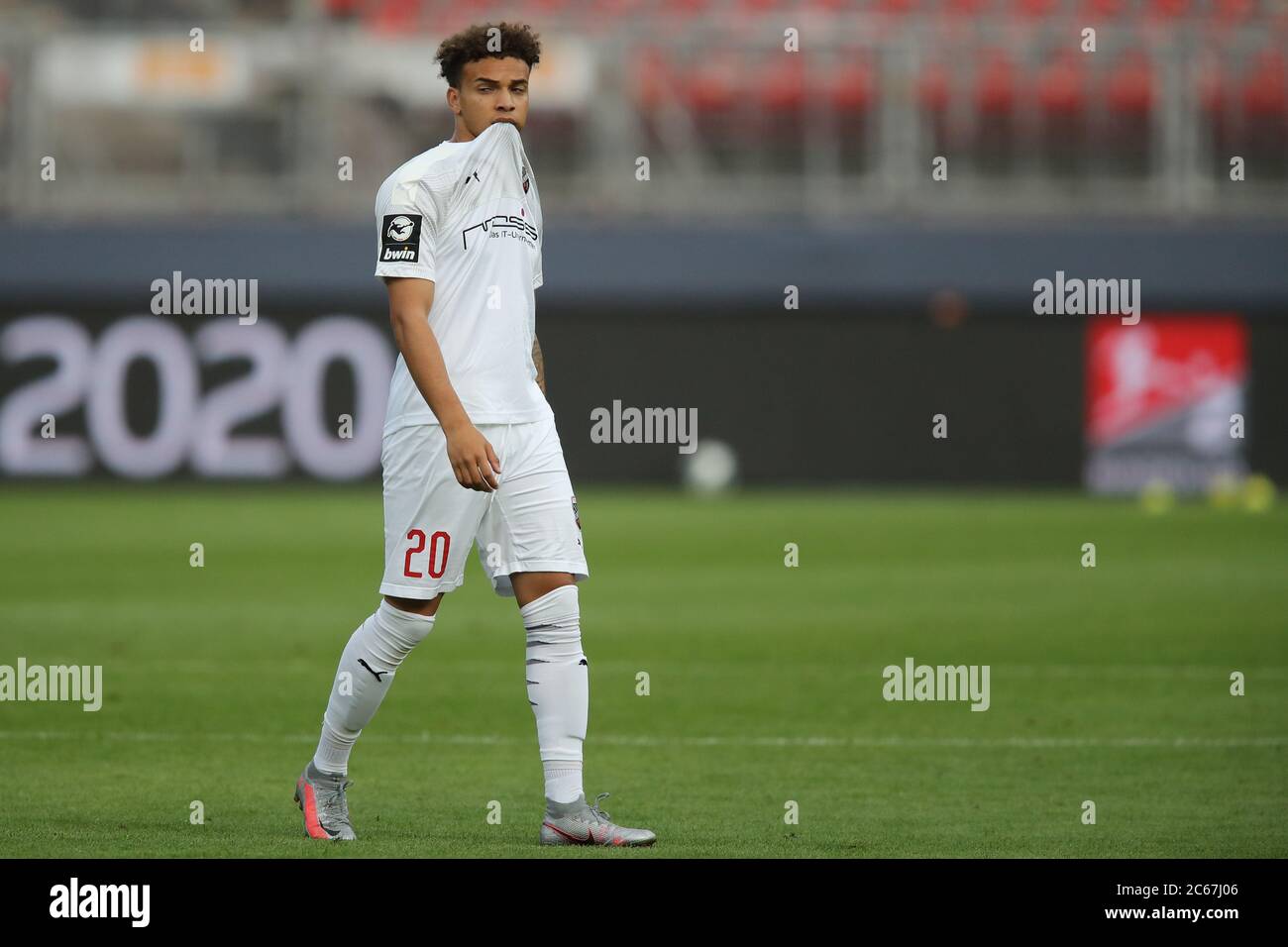 Norimberga, Germania. 07 luglio 2020. Calcio: 2° Bundesliga - Releigation, 1° FC Norimberga - FC Ingolstadt 04, Releigation, prima tappa al Max Morlock Stadium. Jalen Hawkins di Ingolstadt attraversa il campo dopo il fischio finale. Credit: Daniel Karmann/dpa - NOTA IMPORTANTE: In conformità con le norme del DFL Deutsche Fußball Liga e del DFB Deutscher Fußball-Bund, è vietato sfruttare o sfruttare nello stadio e/o nel gioco le fotografie scattate sotto forma di sequenze di immagini e/o serie di foto di tipo video./dpa/Alamy Live News Foto Stock