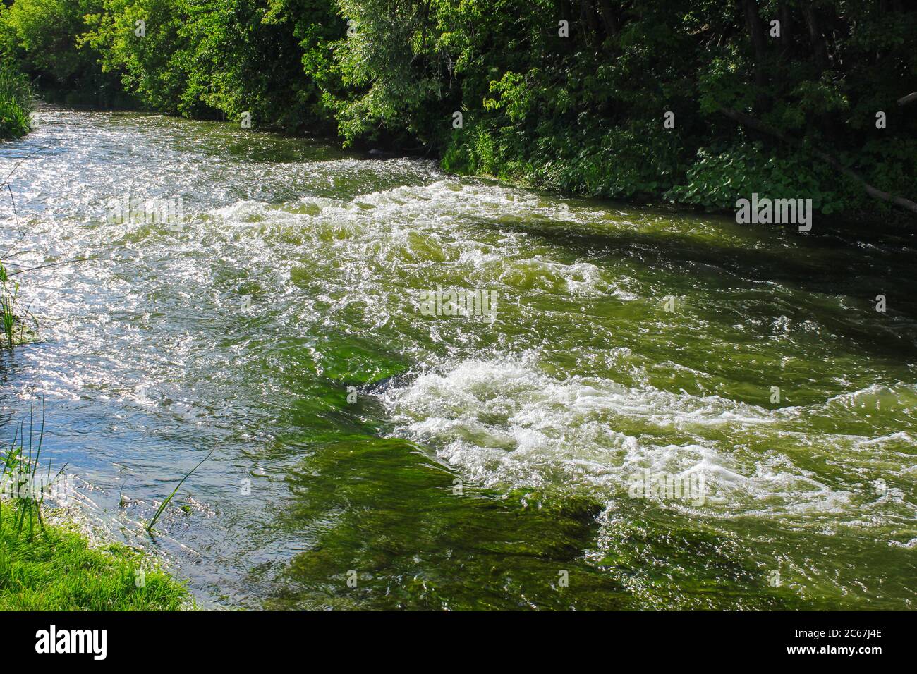 Paesaggio estivo che domina la soglia su un piccolo fiume veloce Foto Stock