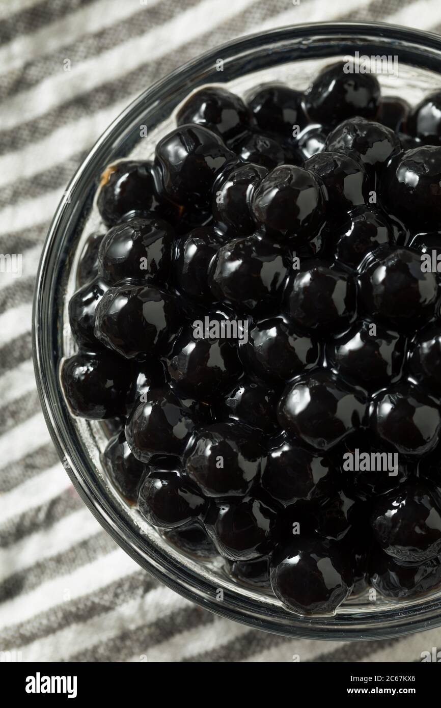 Palline di Tapioca biologiche crude cotte in un recipiente Foto Stock