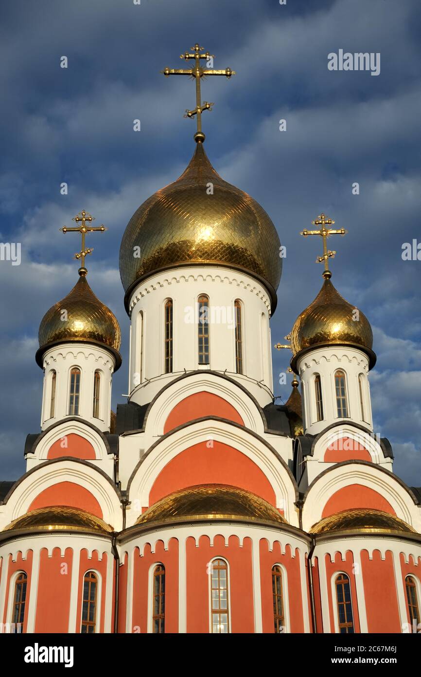 Cupola dorata lucida della chiesa di San Giorgio (Odantsovo) Foto Stock