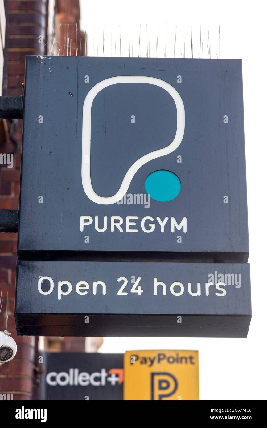 Il logo della palestra pure visto sul loro ramo di Lewisham.Gyms & piscine interne sono ancora in blocco a causa della crisi Covid-19 con data non confermata come anche quando possono riaprire. Foto Stock