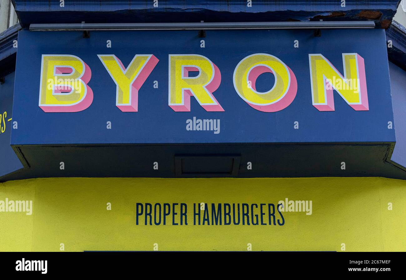 Logo di Byron Burgers visto nella loro filiale di Leicester Square. Three Hills, che possiede Byron Burgers, ha annunciato il 29 giugno 2020 il piano di preparazione per collocare la catena di ristoranti 51 in amministrazione per proteggerla dai creditori mentre cerca un accordo di salvataggio. La catena ha 1,200 dipendenti. Foto Stock