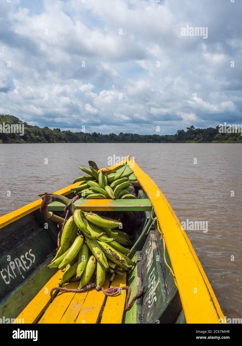 Paumari, Brasile- Novembre 25, 2018: Tradizionale, barca indiano e bella vista con la riflessione nella laguna di giungla amazzonica. America Latina Foto Stock