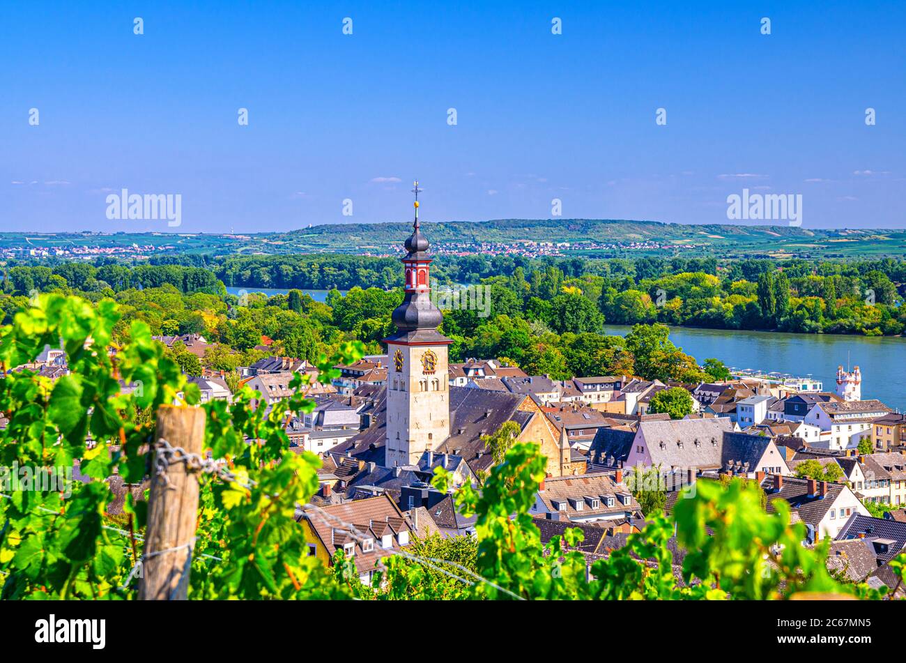 Veduta aerea del centro storico di Rudesheim am Rhein con la torre dell'orologio della chiesa cattolica di San Jakobus e del fiume Reno, sfondo blu cielo, Renania-Palatinato e stati Assia, Germania Foto Stock