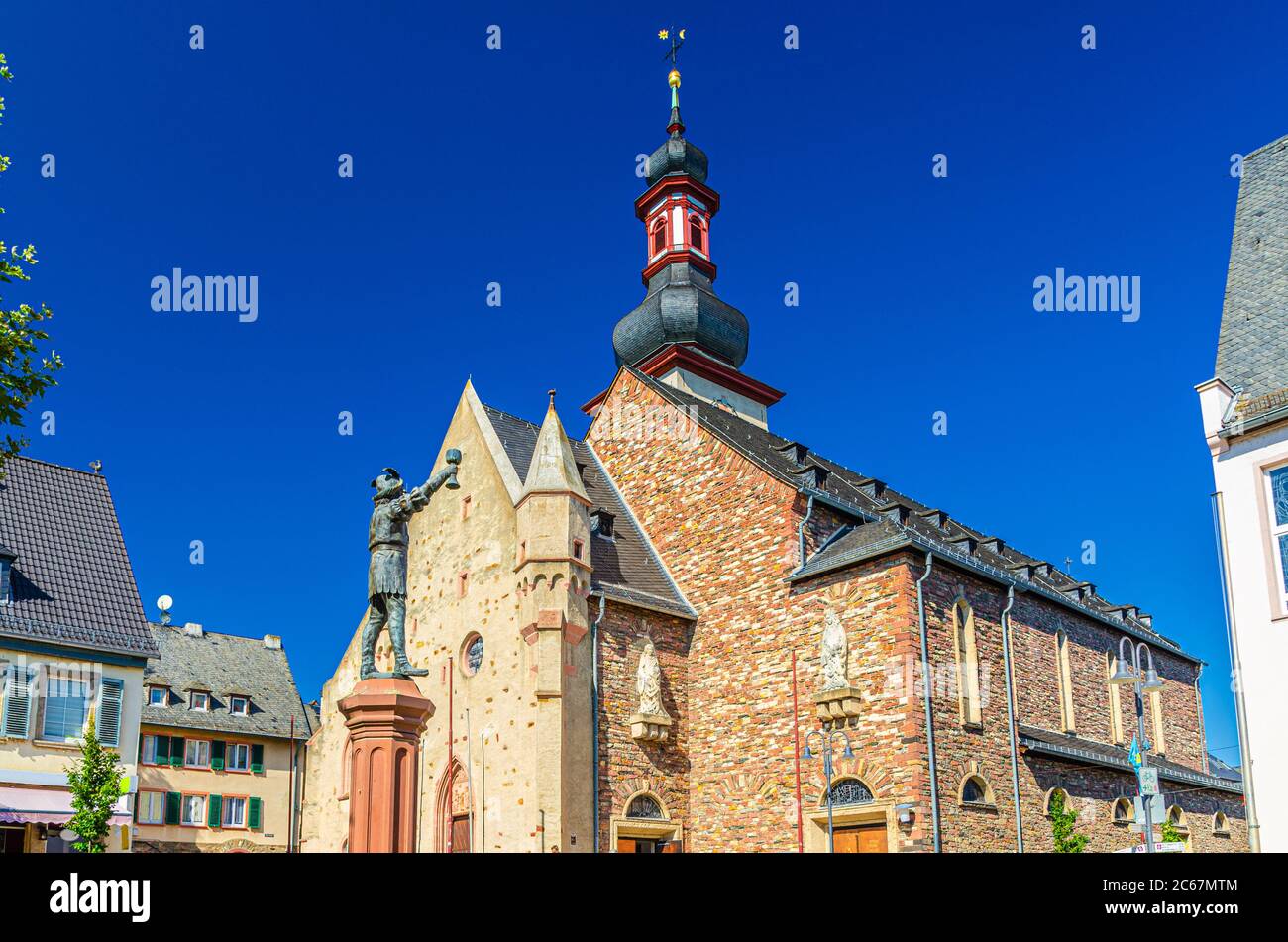 Edificio della chiesa cattolica di San Jakobus con torre dell'orologio a Rudesheim am Rhein centro storico, cielo blu sfondo, stato dell'Assia, Germania Foto Stock