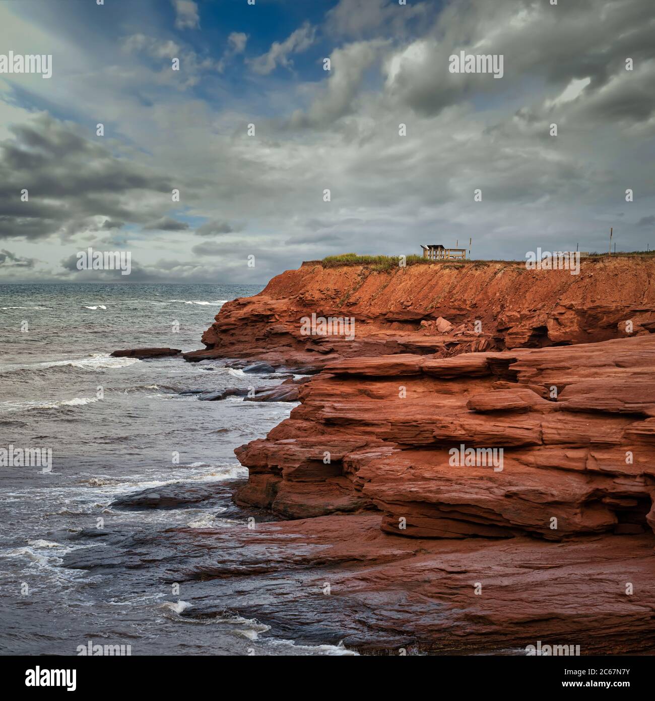 Scogliere di arenaria lungo la riva nord dell'isola del Principe Edoardo, Canada, nel Parco Nazionale PEI. Foto Stock