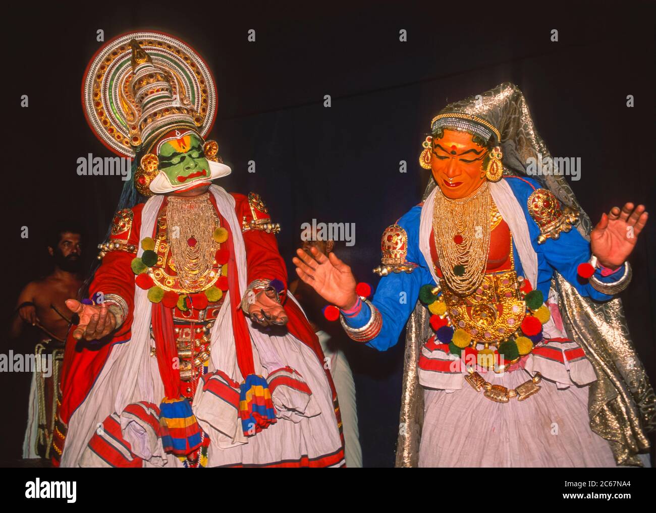 COCHIN, KERALA, INDIA - i ballerini Kathakali maschili agiscono in un teatro di Cochin, in base alle epiche indù, in un dramma sacro antico. Foto Stock