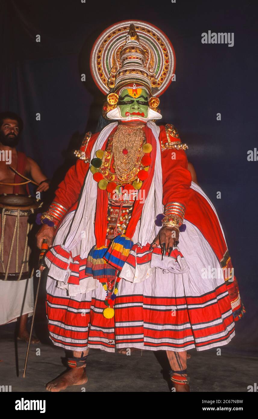 COCHIN, KERALA, INDIA - la ballerina di Kathakali di Male agisce un dramma sacro antico, basato su epiche indù, ad un teatro a Cochin. Foto Stock
