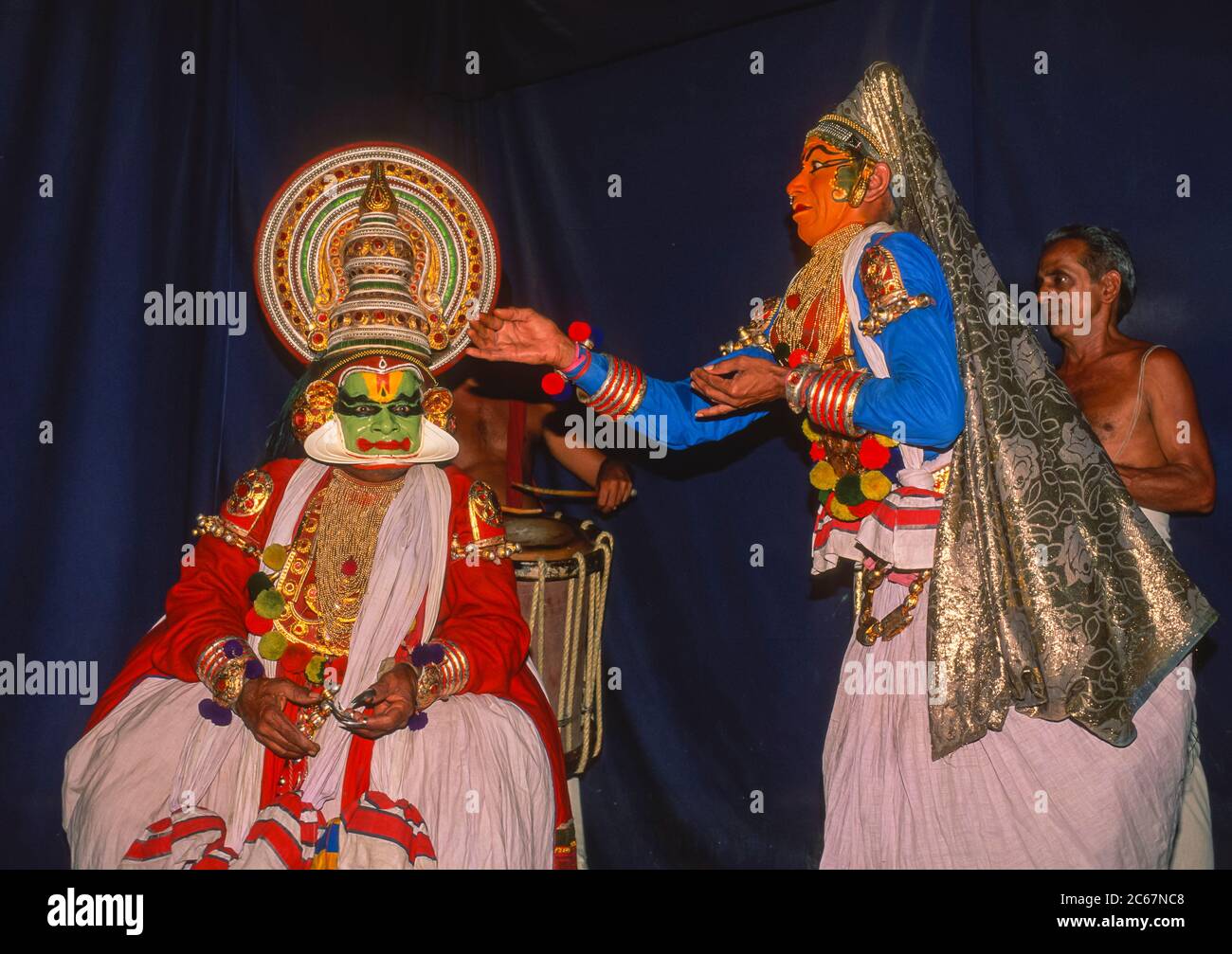 COCHIN, KERALA, INDIA - i ballerini Kathakali maschili agiscono in un teatro di Cochin, in base alle epiche indù, in un dramma sacro antico. Foto Stock