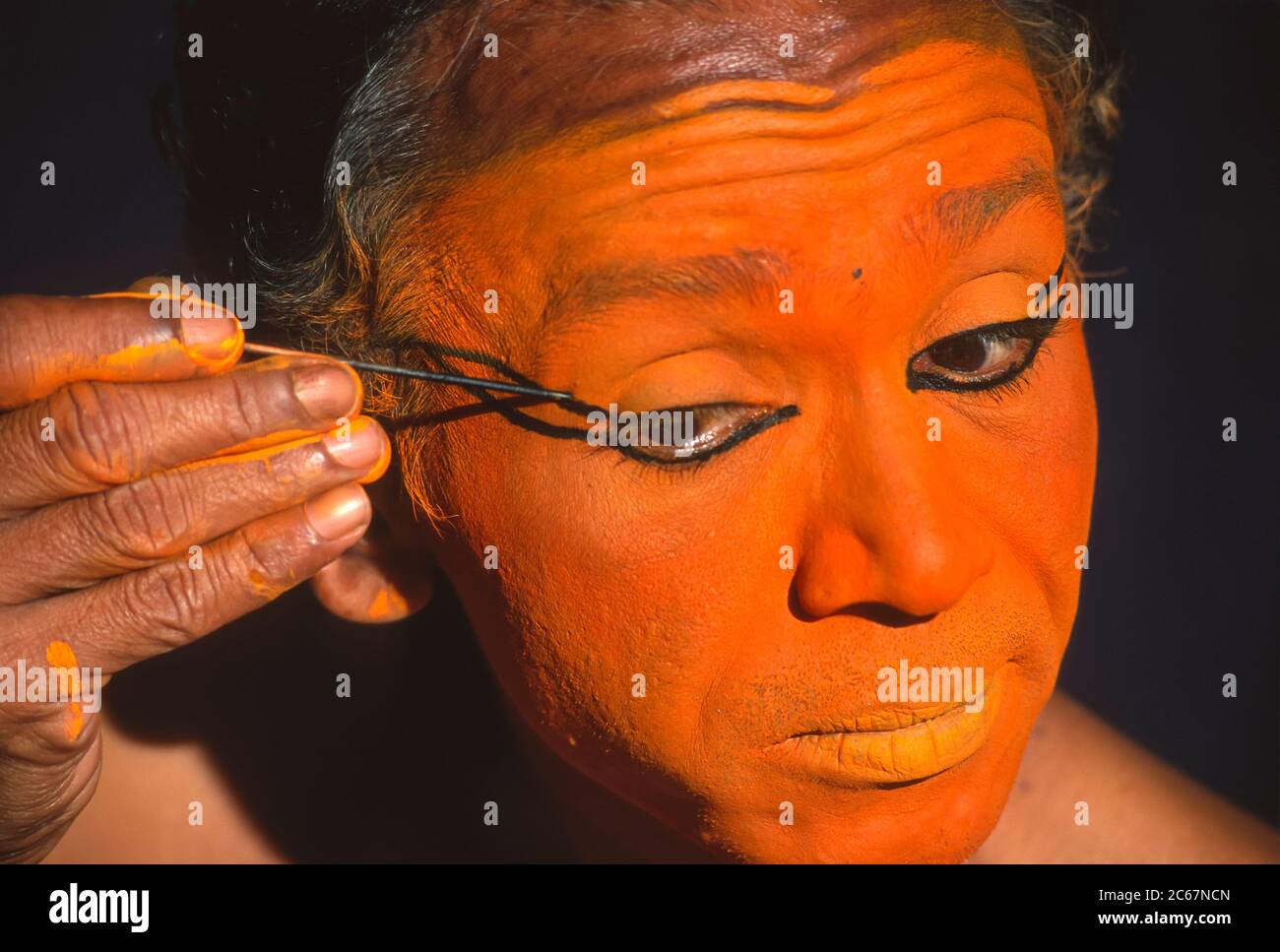 COCHIN, KERALA, INDIA - la ballerina di Kathakali applica il make-up durante il dramma sacro di Kathakali, ad un teatro in Cochin. Foto Stock