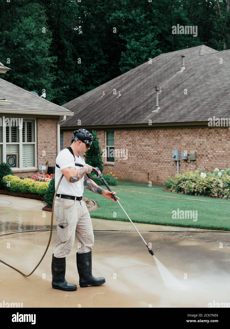 Lavaggio a pressione o lavaggio di potenza o pulizia di un viale di cemento e marciapiede a Montgomery Alabama, Stati Uniti. Foto Stock