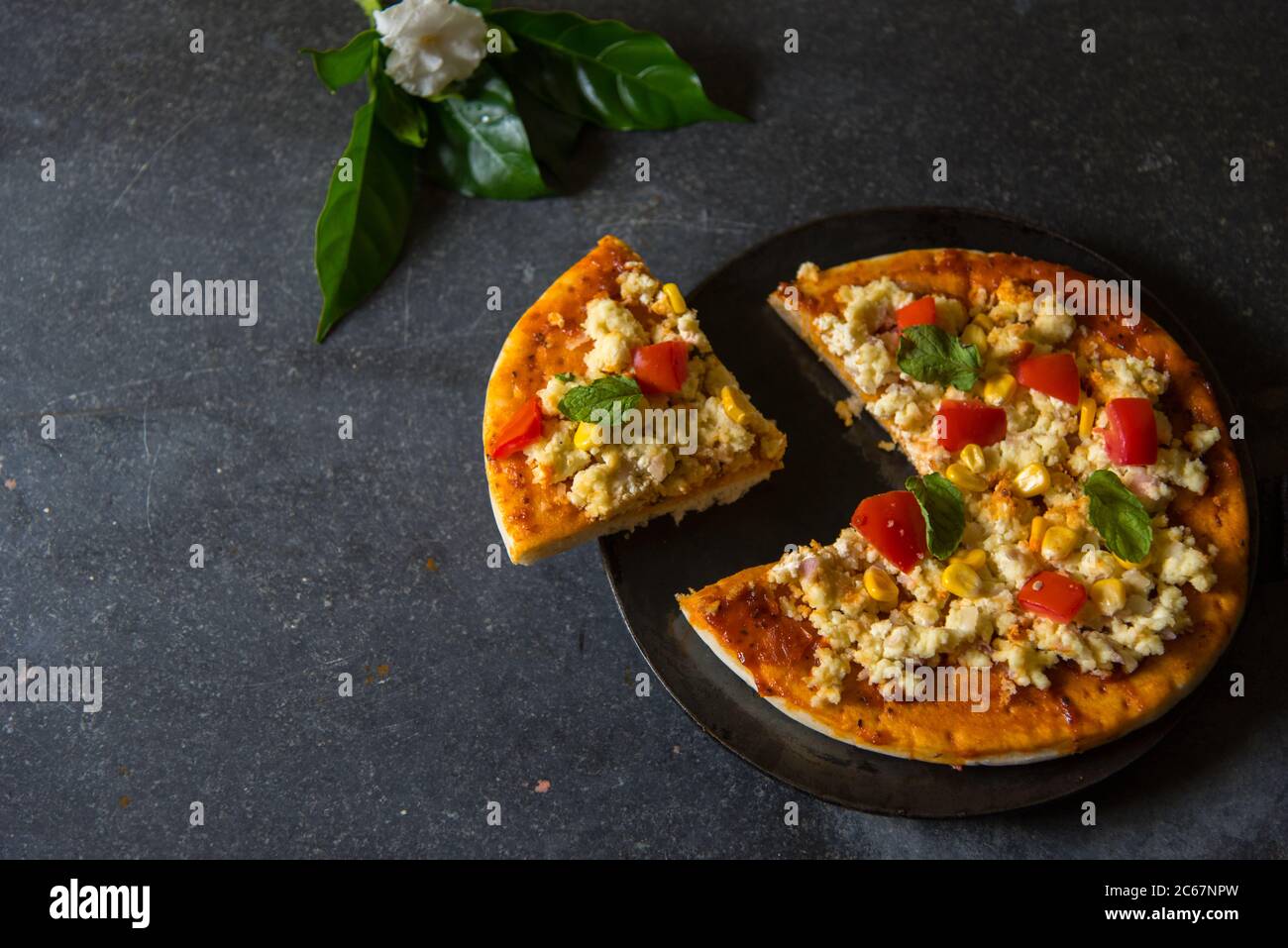 Una fetta di pizza tagliata fuori dal principale con l'uso di fuoco selettivo. Foto Stock