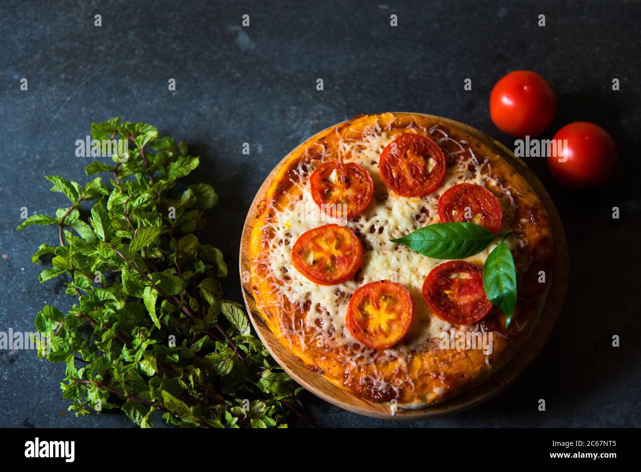 Pizza e condimenti con uso di fuoco selettivo. Foto Stock