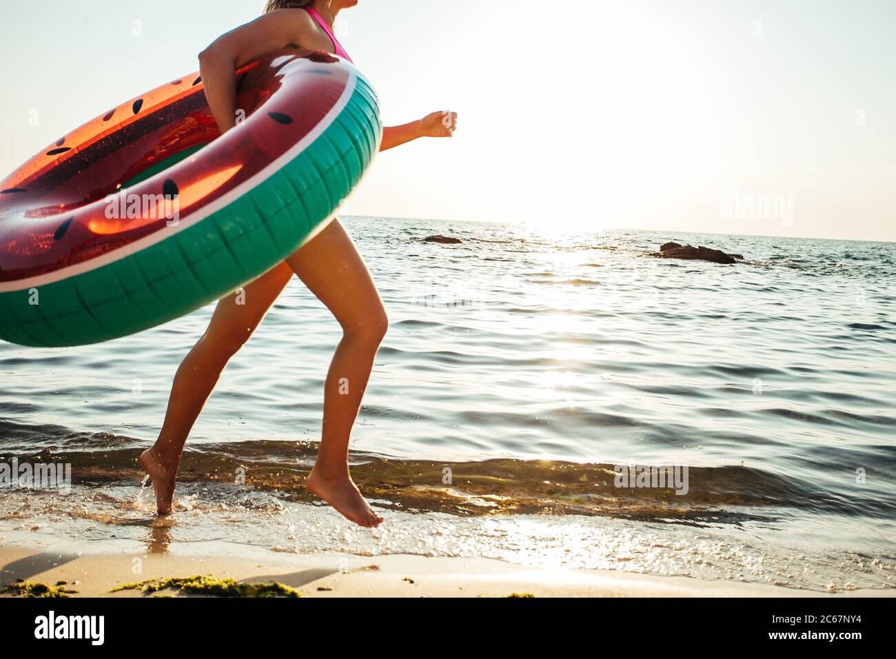 Ragazza che si diverte in spiaggia. Stile di vita estivo. Foto Stock