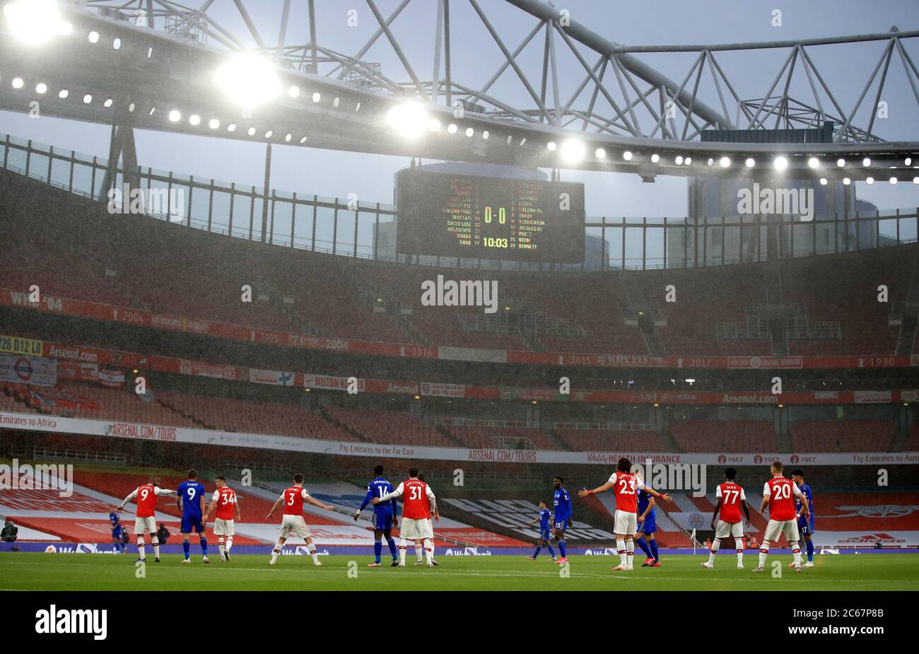 Combatti durante la pioggia battente durante la partita della Premier  League all'Emirates Stadium di Londra Foto stock - Alamy