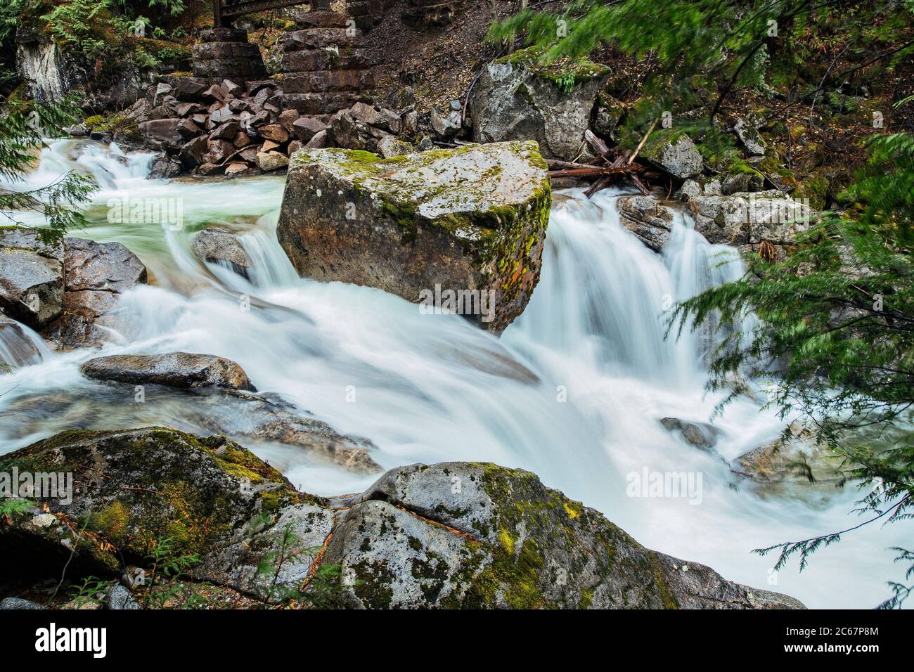 Vista delle rocce e del fiume Deception Falls National Recreation Area, Washington, USA Foto Stock