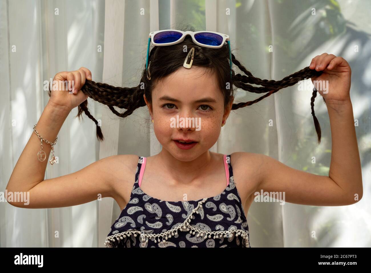 bambina di 8 anni con acconciatura a blocco Foto Stock