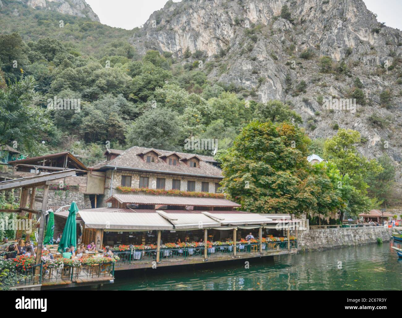 Al Matka Canyon, vicino a Skopje, un ristorante si trova accanto alle acque calme del lago Matka. Foto Stock