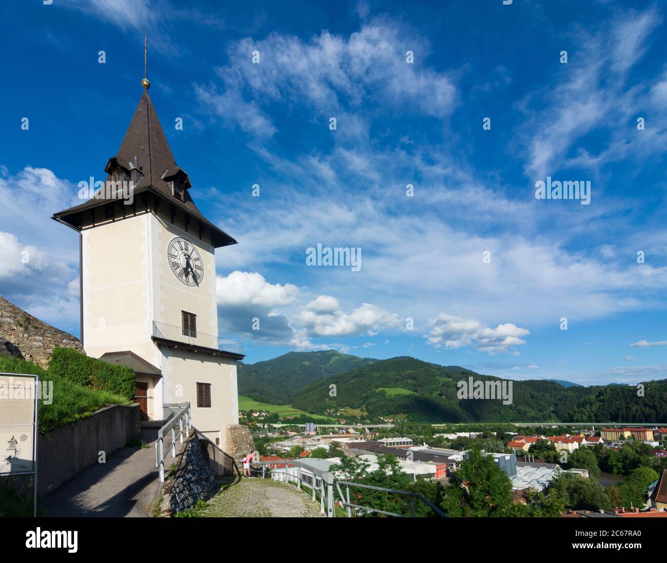 Bruck an der Mur: Uhrturm (torre dell'orologio) sullo Schlossberg a Murau-Murtal, Steiermark, Stiria, Austria Foto Stock