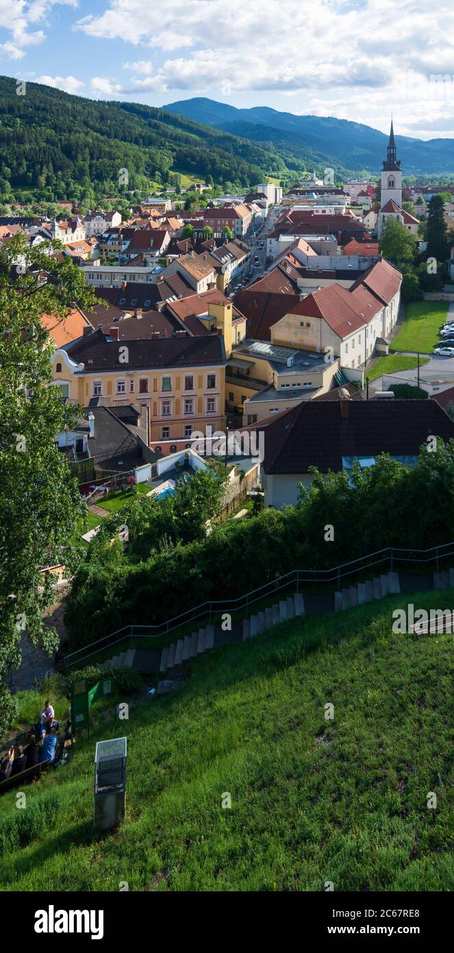 Bruck an der Mur: Vista dalla collina Schlossberg al centro della città di Murau-Murtal, Steiermark, Stiria, Austria Foto Stock