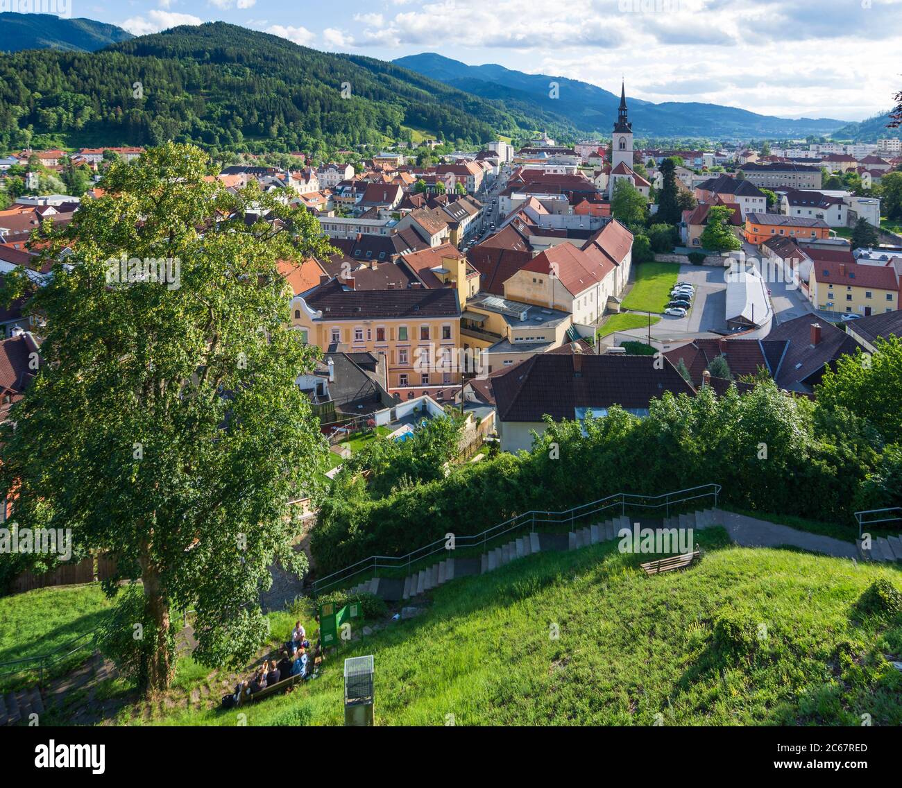 Bruck an der Mur: Vista dalla collina Schlossberg al centro della città di Murau-Murtal, Steiermark, Stiria, Austria Foto Stock