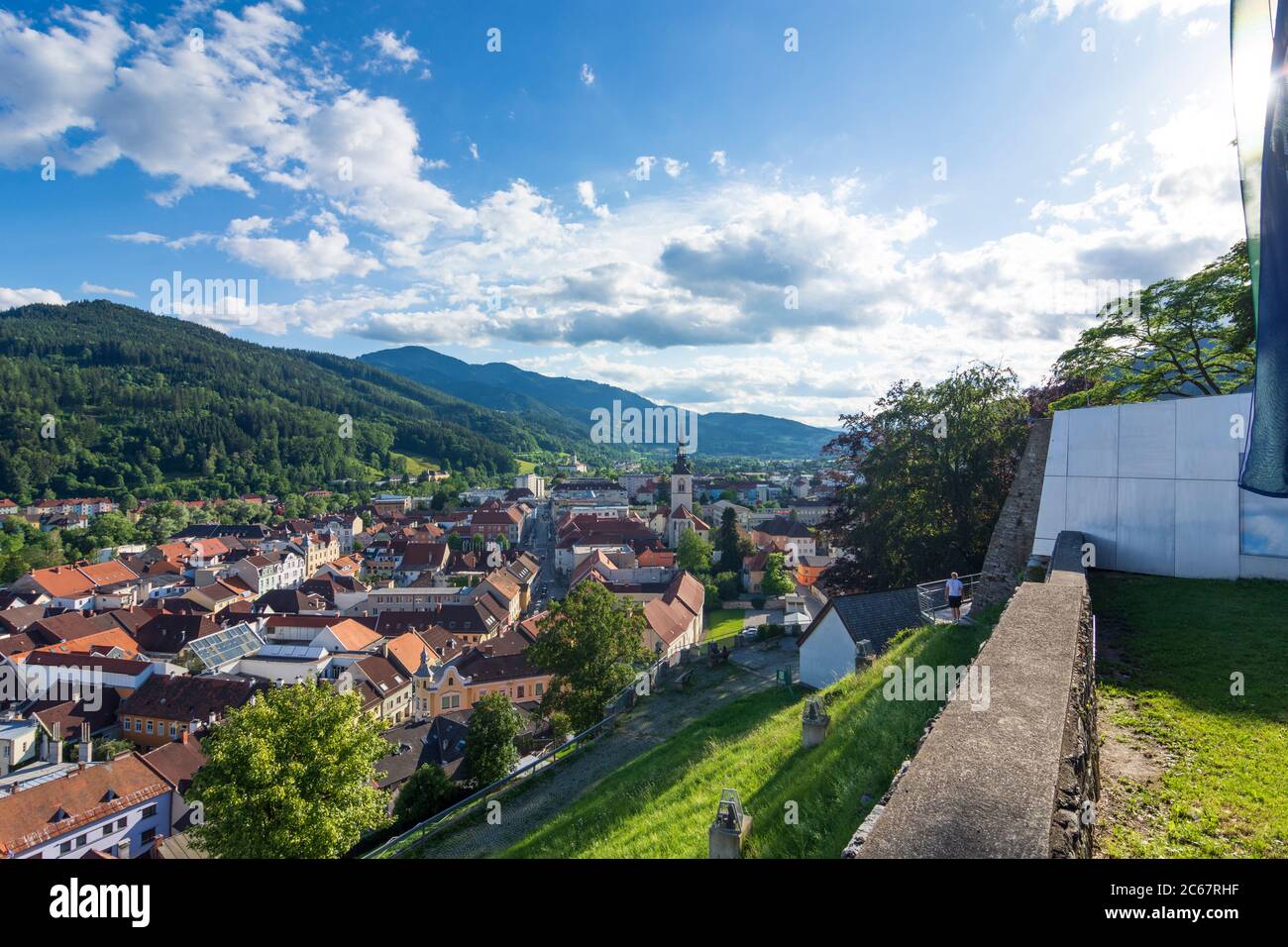 Bruck an der Mur: Vista dalla collina Schlossberg al centro della città di Murau-Murtal, Steiermark, Stiria, Austria Foto Stock