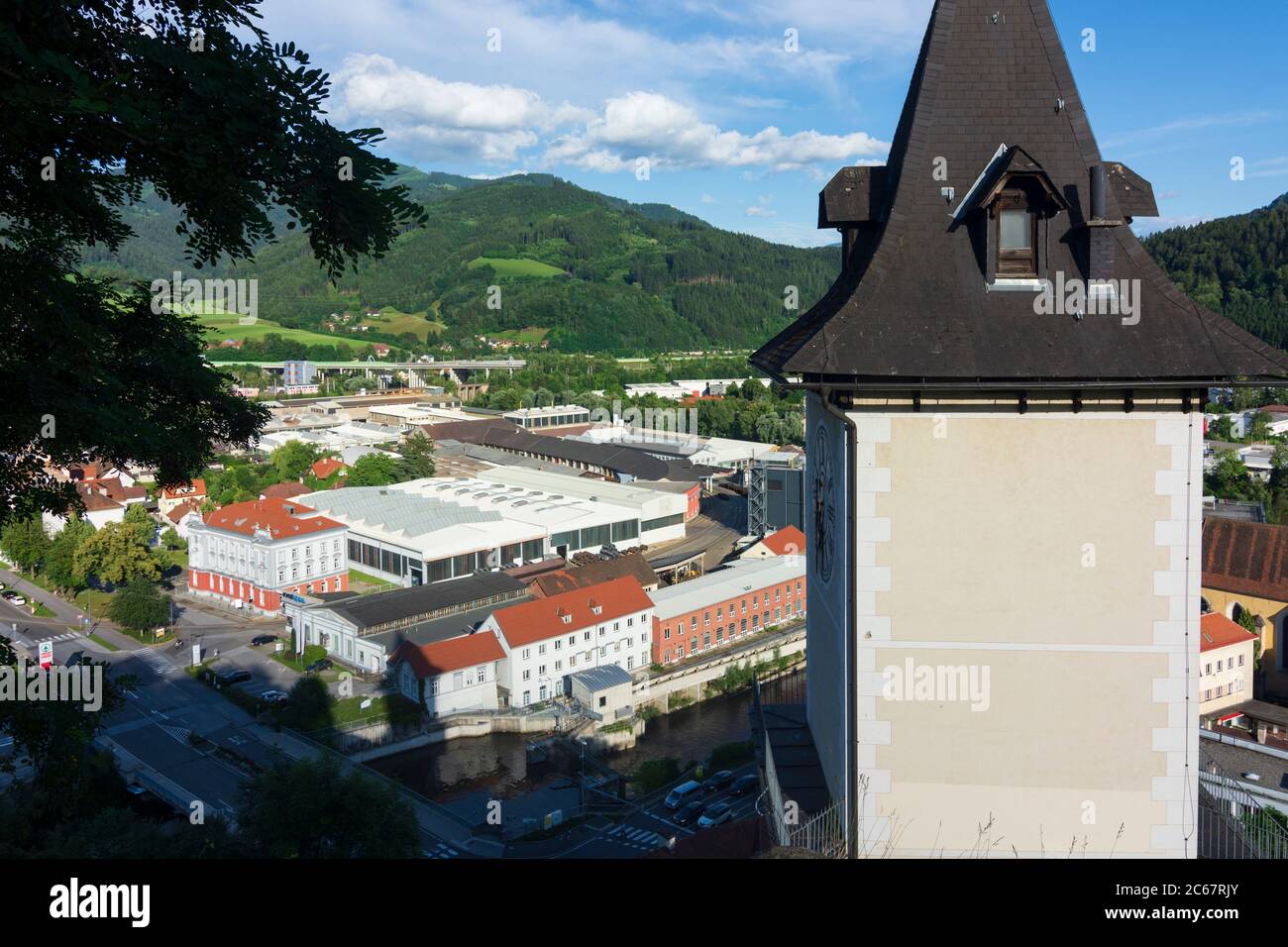 Bruck an der Mur: Torre dell'Orologio sullo Schlossberg, fabbrica di tecnologia voestalpine a Murau-Murtal, Steiermark, Stiria, Austria Foto Stock