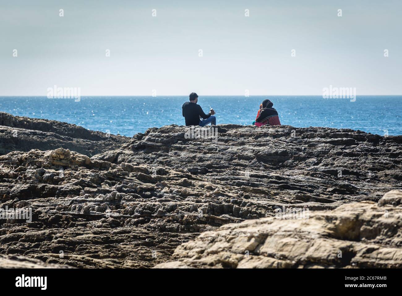 Persone sulla costa rocciosa del Mar Mediterraneo vicino alla famosa Pigeon Rock a Beirut, Libano Foto Stock