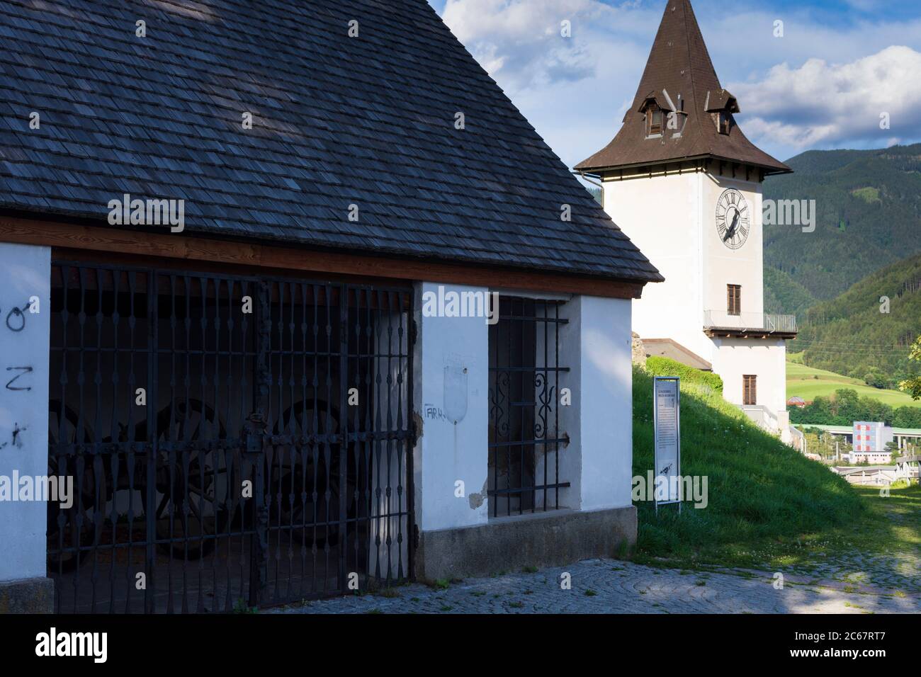 Bruck an der Mur: Uhrturm (torre dell'orologio), canoni sullo Schlossberg a Murau-Murtal, Steiermark, Stiria, Austria Foto Stock