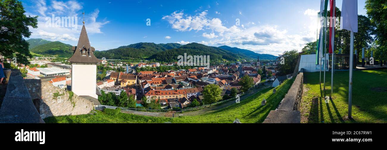 Bruck an der Mur: Vista dalla collina Schlossberg al centro città, Uhrturm (torre dell'orologio) (a sinistra) a Murau-Murtal, Steiermark, Stiria, Austria Foto Stock