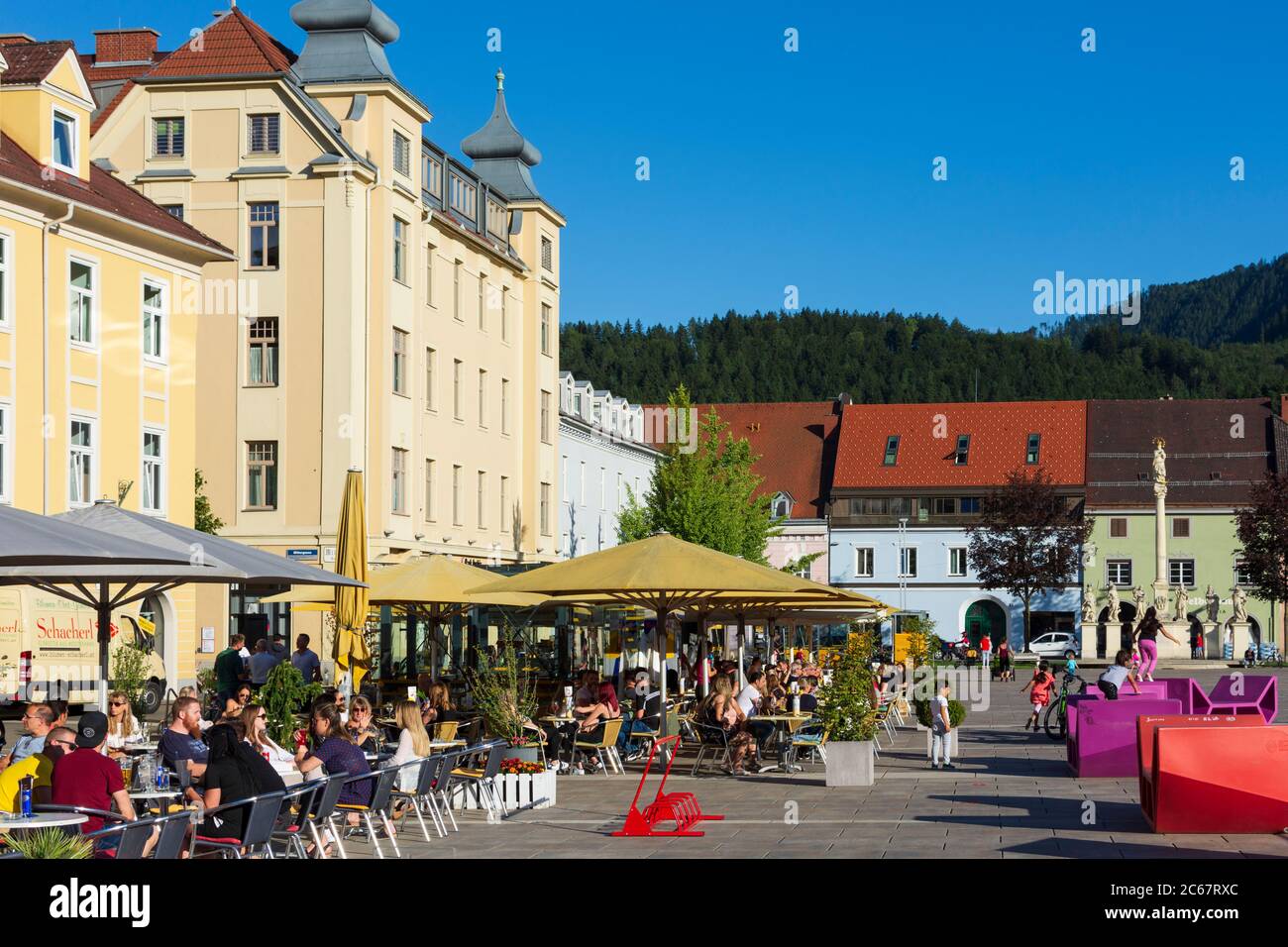 Bruck an der Mur: Piazza principale Koloman-Wallisch-Platz, ristorante all'aperto a Murau-Murtal, Steiermark, Stiria, Austria Foto Stock