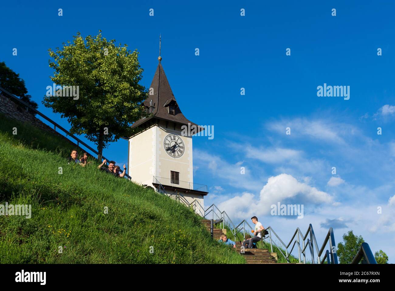 Bruck an der Mur: Uhrturm (torre dell'orologio) sullo Schlossberg a Murau-Murtal, Steiermark, Stiria, Austria Foto Stock