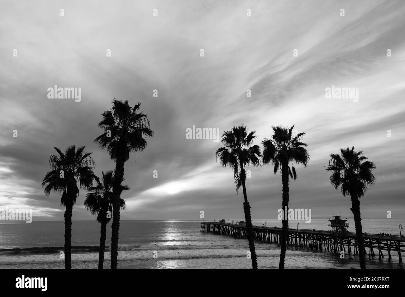 Le silhouette di palme contro il molo di San Clemente, California, USA Foto Stock