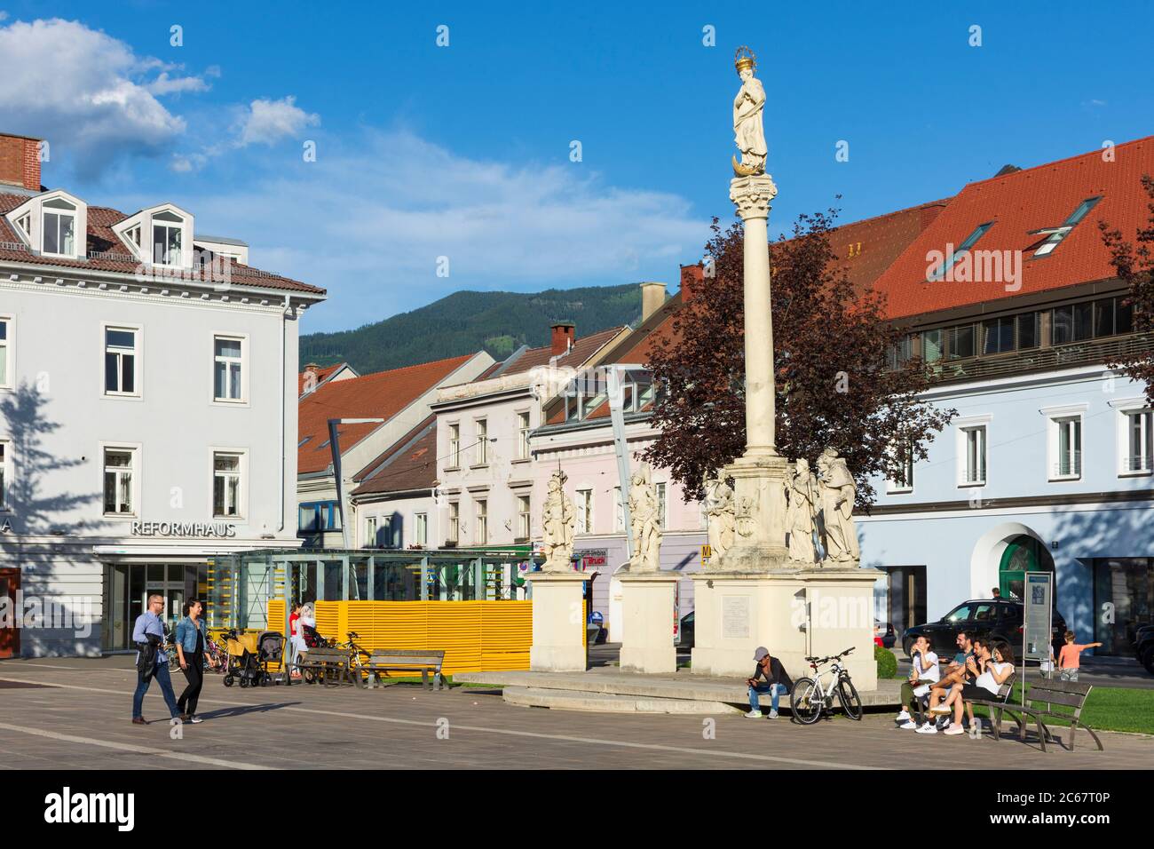 Bruck an der Mur: Piazza principale Koloman-Wallisch-Platz, Marian o colonna della peste a Murau-Murtal, Steiermark, Stiria, Austria Foto Stock