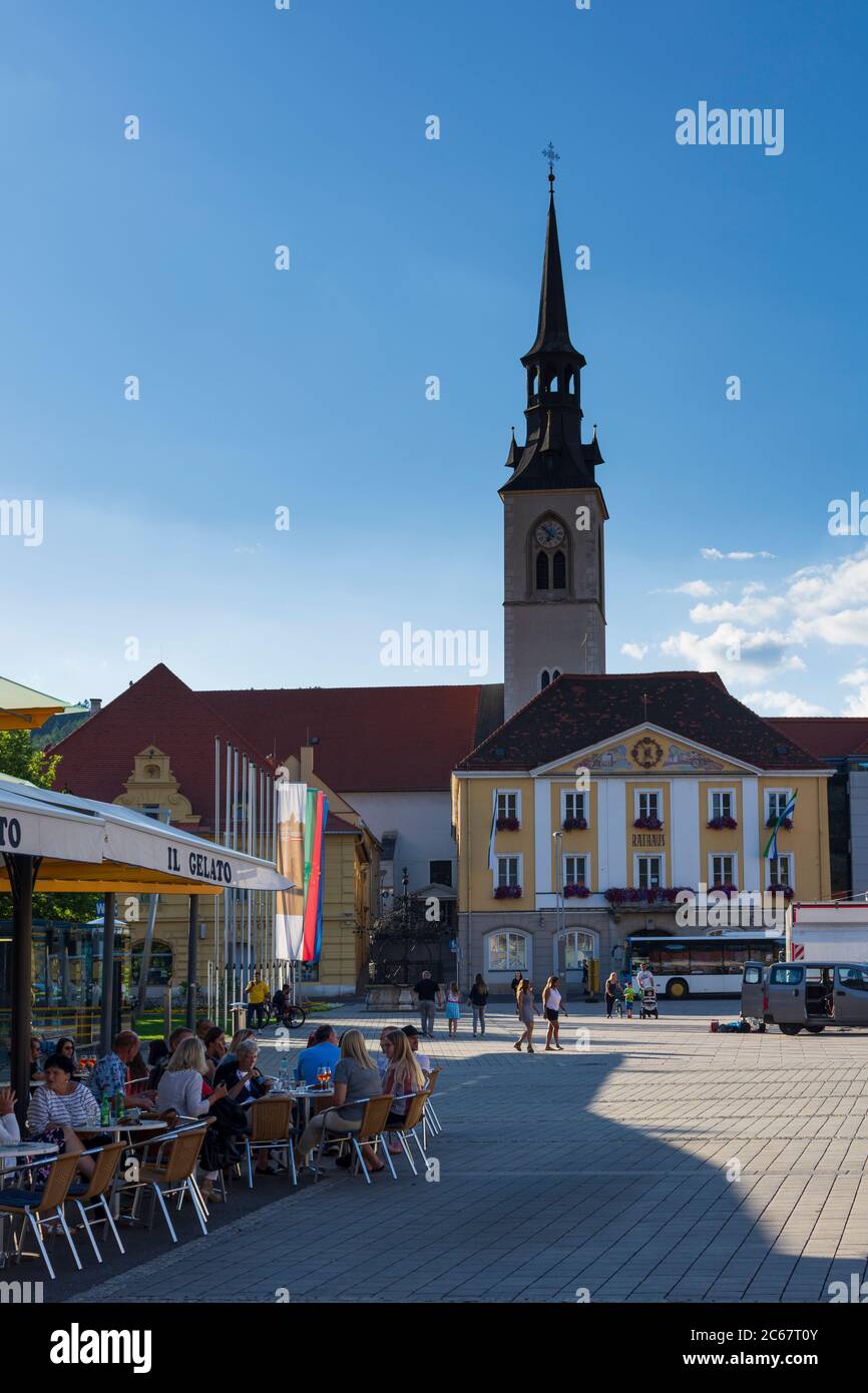 Bruck an der Mur: Piazza principale Koloman-Wallisch-Platz, chiesa parrocchiale, ristorante a Murau-Murtal, Steiermark, Stiria, Austria Foto Stock