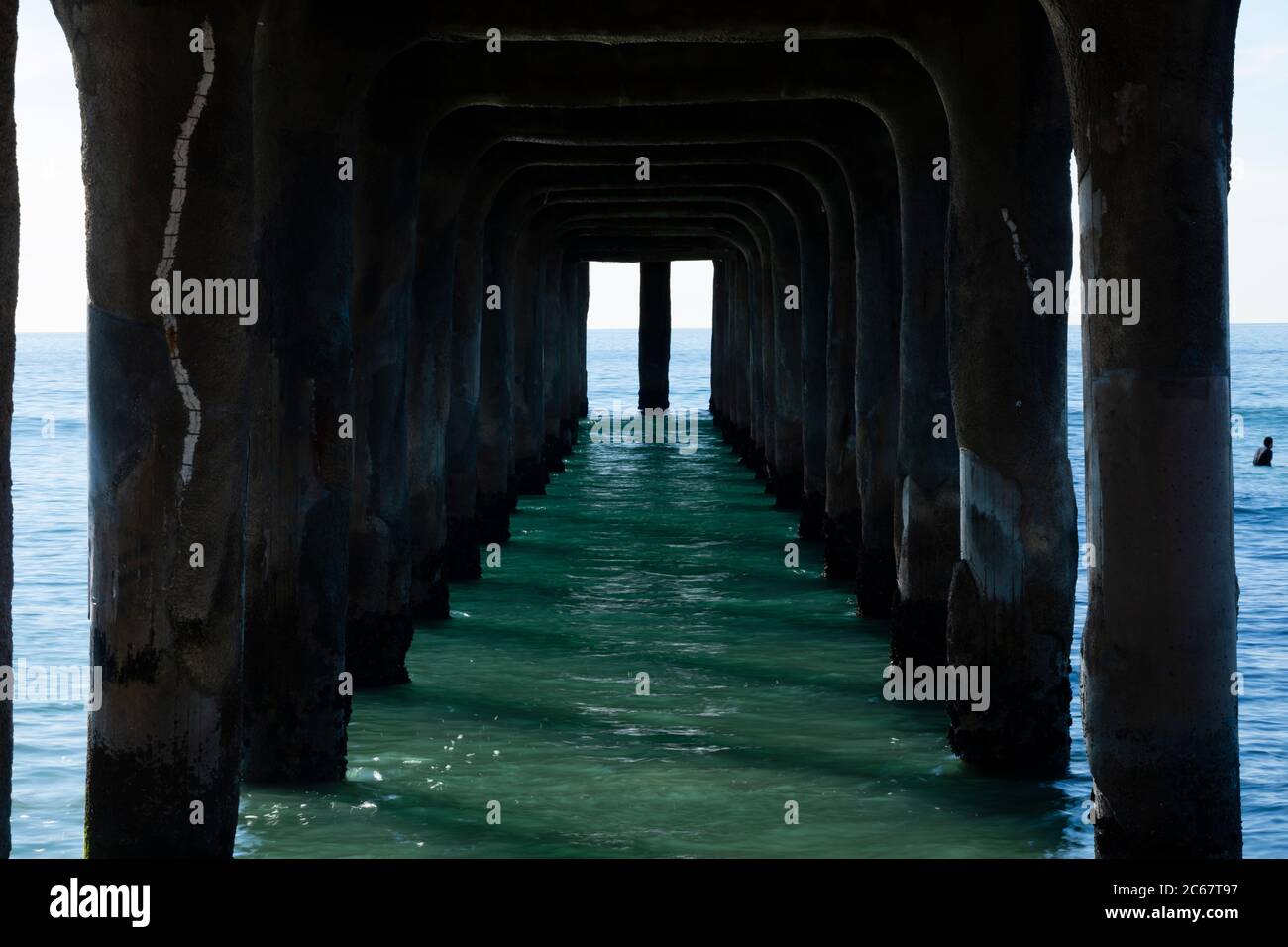 Molo di Manhattan Beach da sotto, California, Stati Uniti Foto Stock