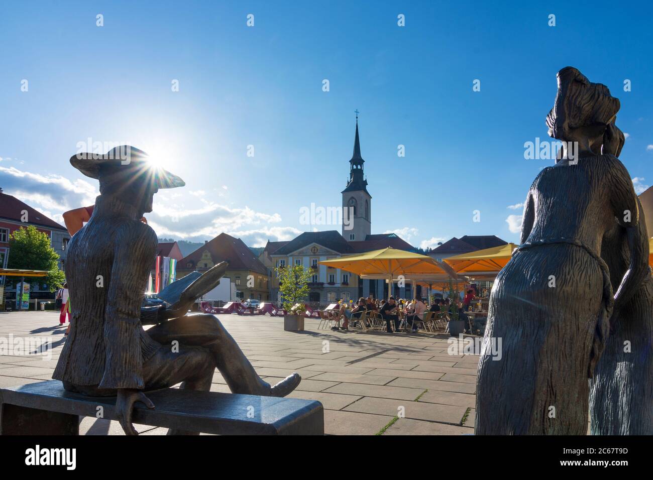 Bruck an der Mur: Piazza principale Koloman-Wallisch-Platz, sculture 'tadtgespräch' due donne che parlano l'una con l'altra e 'Stadtnachrichten', chiesa parrocchiale Foto Stock