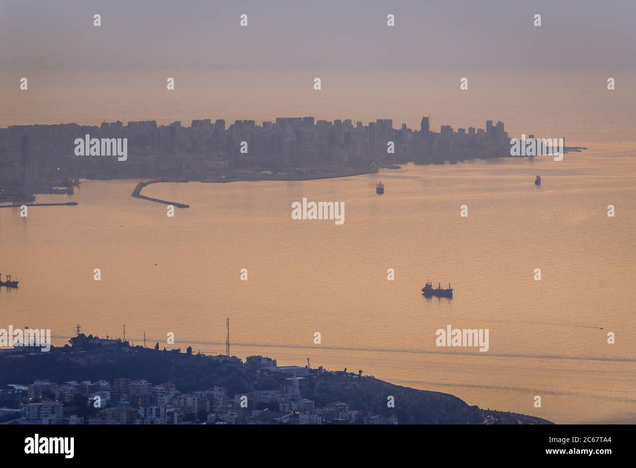 Vista a distanza della città di Beirut dalla statua nel santuario mariano di nostra Signora del Libano nella città di Harissa, Libano Foto Stock