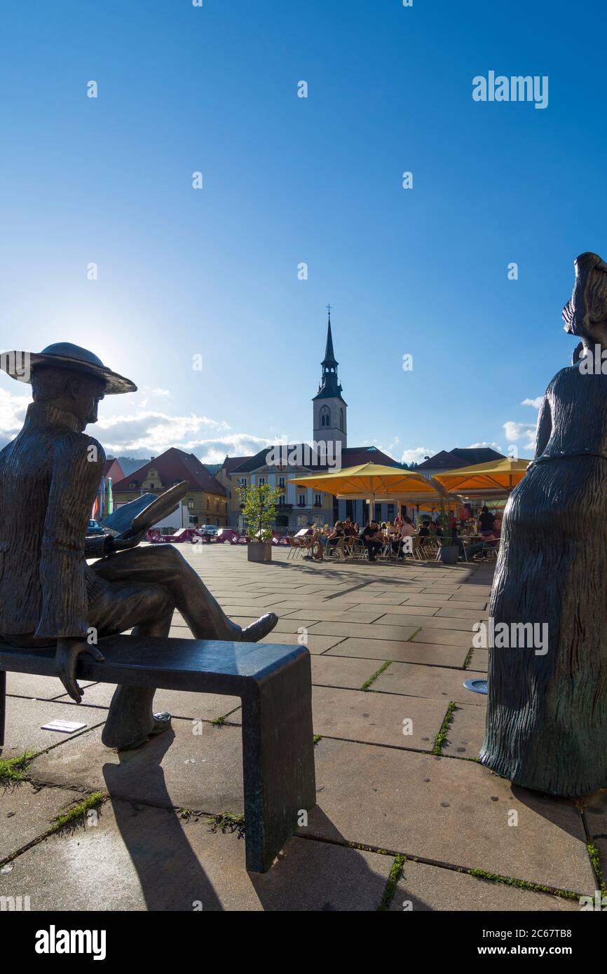 Bruck an der Mur: Piazza principale Koloman-Wallisch-Platz, sculture 'tadtgespräch' due donne che parlano l'una con l'altra e 'Stadtnachrichten', chiesa parrocchiale Foto Stock