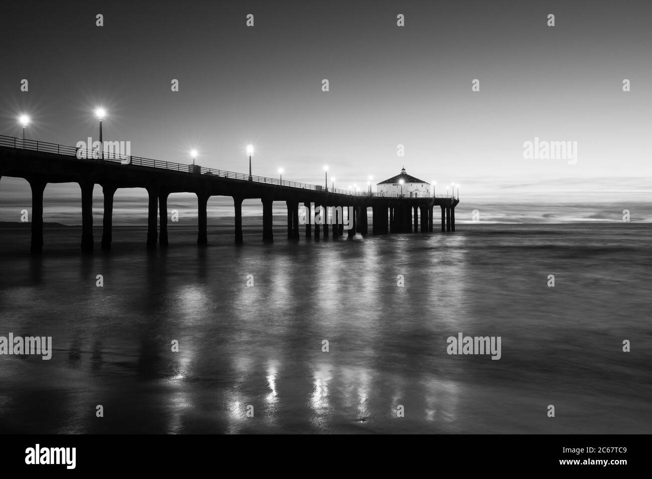 Molo illuminato di Manhattan Beach al tramonto, California, USA Foto Stock