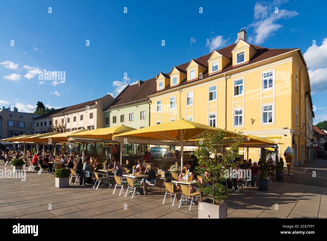 Bruck an der Mur: Piazza principale Koloman-Wallisch-Platz, ristorante all'aperto a Murau-Murtal, Steiermark, Stiria, Austria Foto Stock