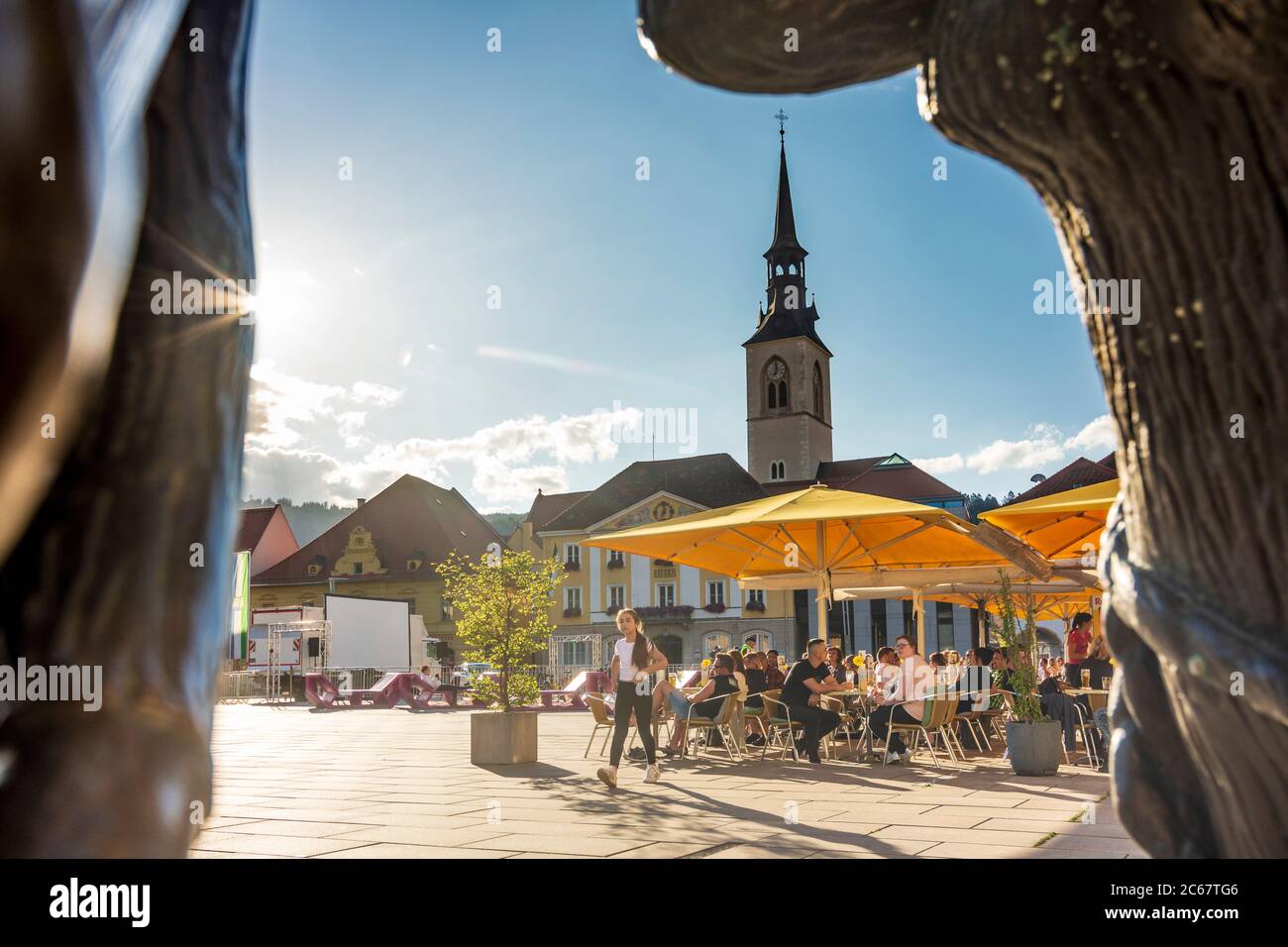 Bruck an der Mur: Piazza principale Koloman-Wallisch-Platz, sculture 'tadtgespräch' due donne che parlano l'una con l'altra, chiesa parrocchiale a Murau-Murtal, Steie Foto Stock